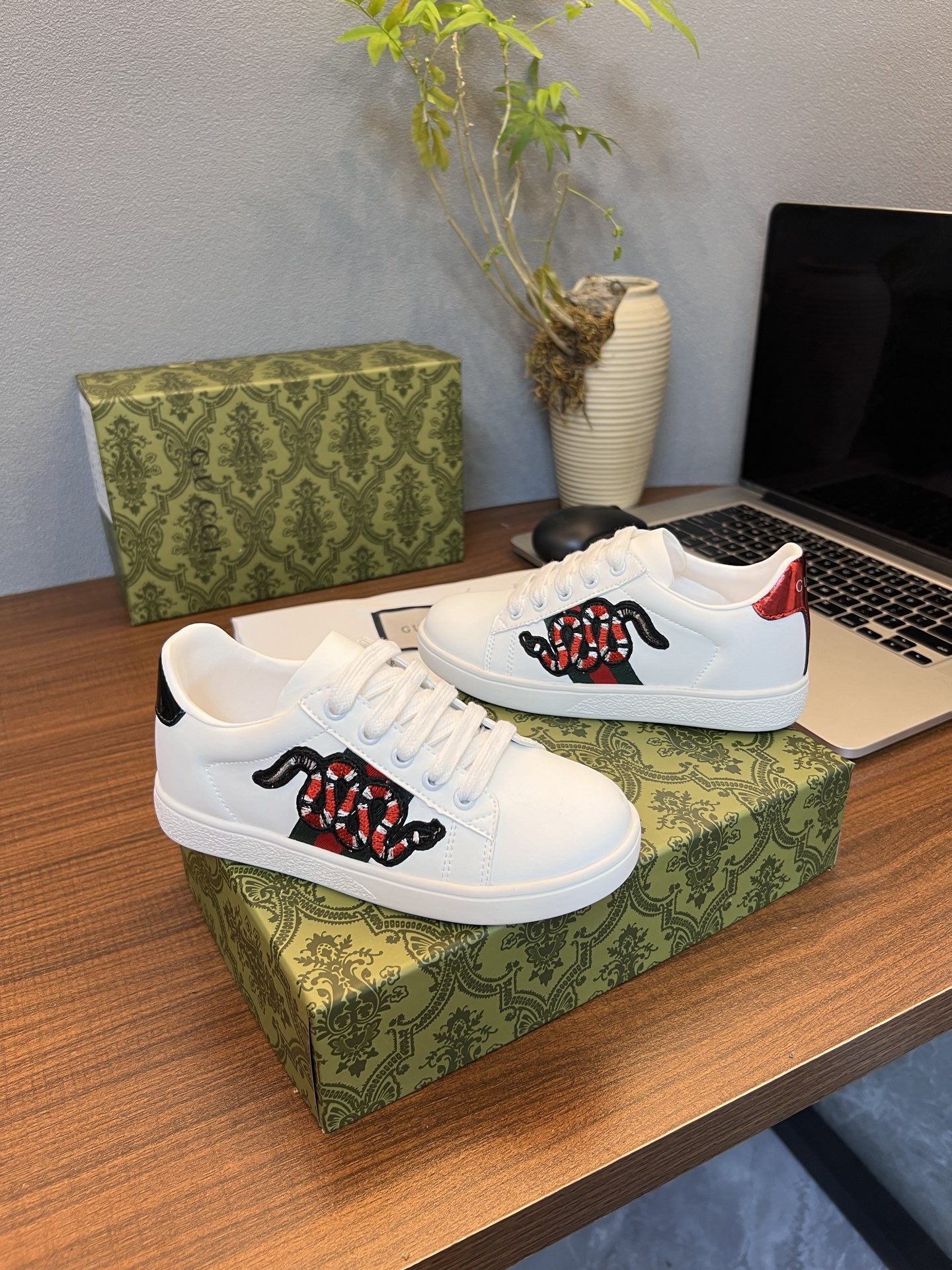 Children's shoes child